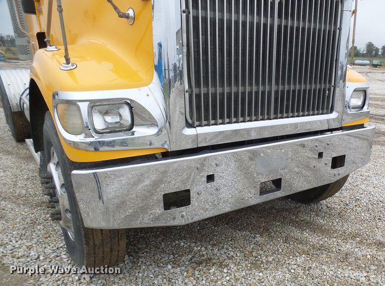 image for item DC2900 2009 International 9900i  semi truck