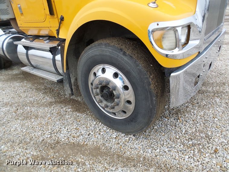 image for item DC2900 2009 International 9900i  semi truck