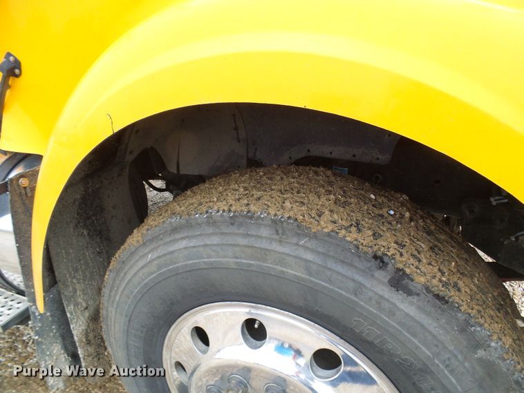 image for item DC2900 2009 International 9900i  semi truck