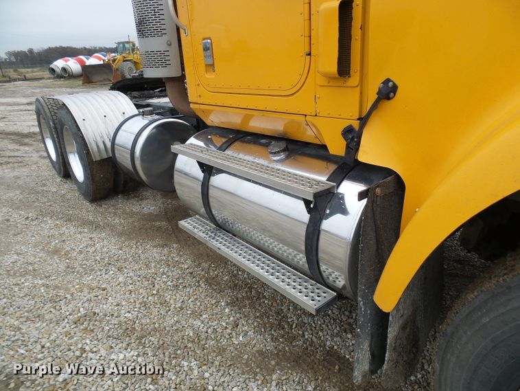 image for item DC2900 2009 International 9900i  semi truck