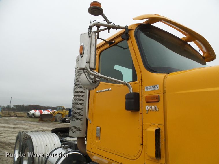 image for item DC2900 2009 International 9900i  semi truck