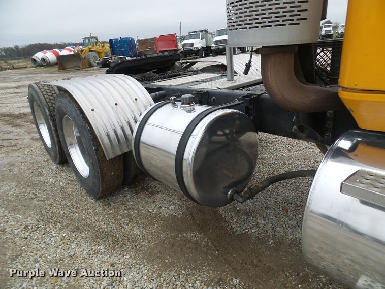 image for item DC2900 2009 International 9900i  semi truck