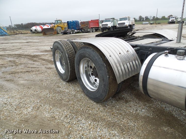 image for item DC2900 2009 International 9900i  semi truck