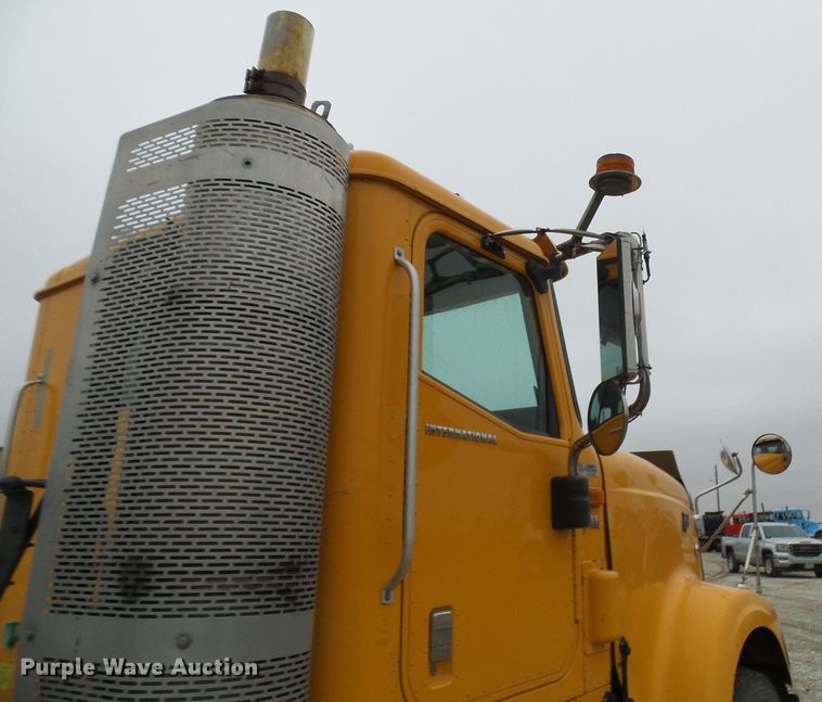 image for item DC2900 2009 International 9900i  semi truck