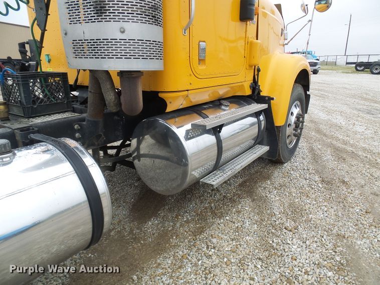 image for item DC2900 2009 International 9900i  semi truck