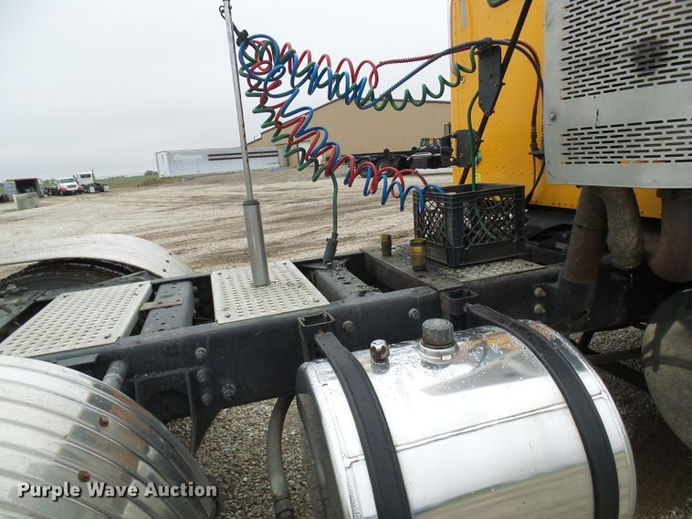 image for item DC2900 2009 International 9900i  semi truck