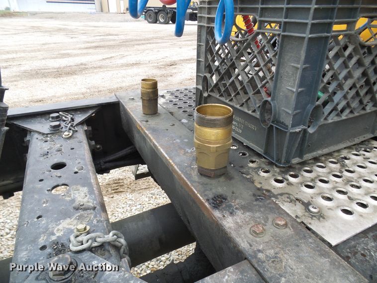 image for item DC2900 2009 International 9900i  semi truck