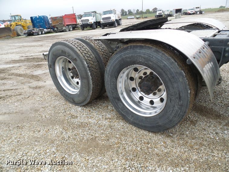 image for item DC2900 2009 International 9900i  semi truck