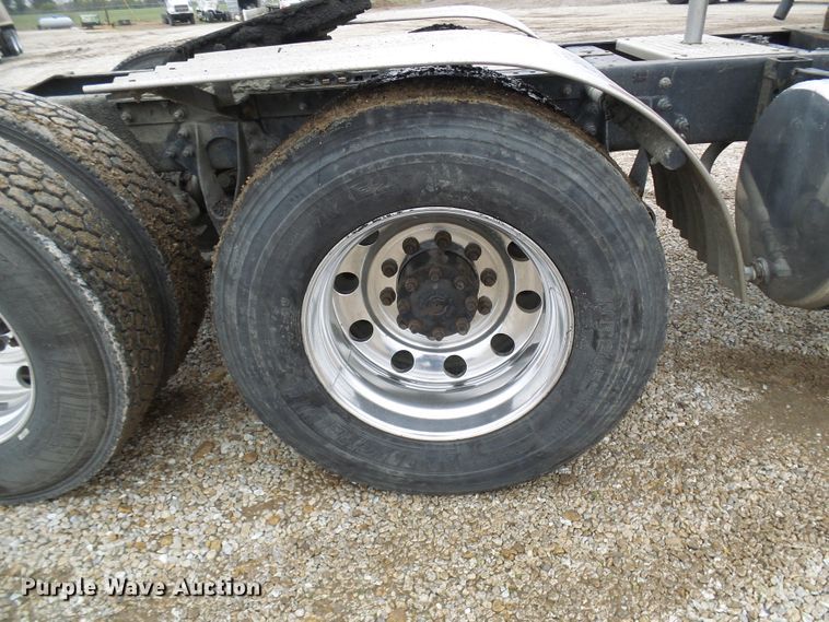 image for item DC2900 2009 International 9900i  semi truck