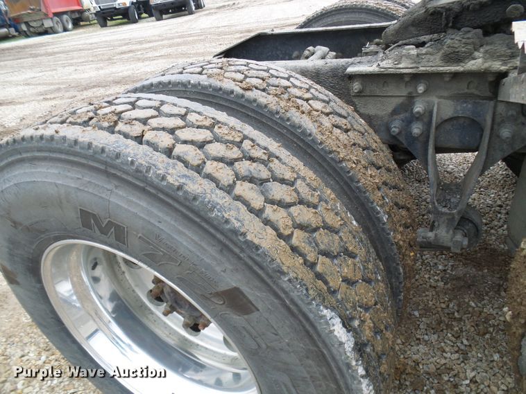 image for item DC2900 2009 International 9900i  semi truck