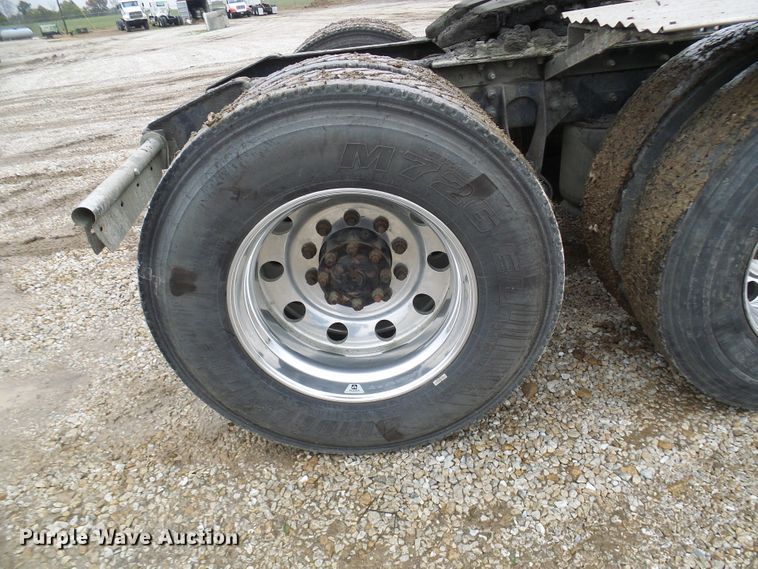 image for item DC2900 2009 International 9900i  semi truck