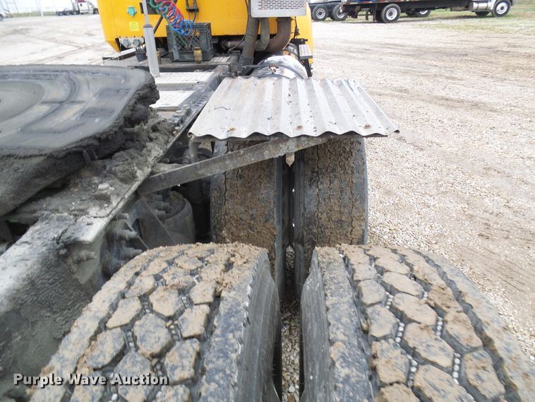 image for item DC2900 2009 International 9900i  semi truck