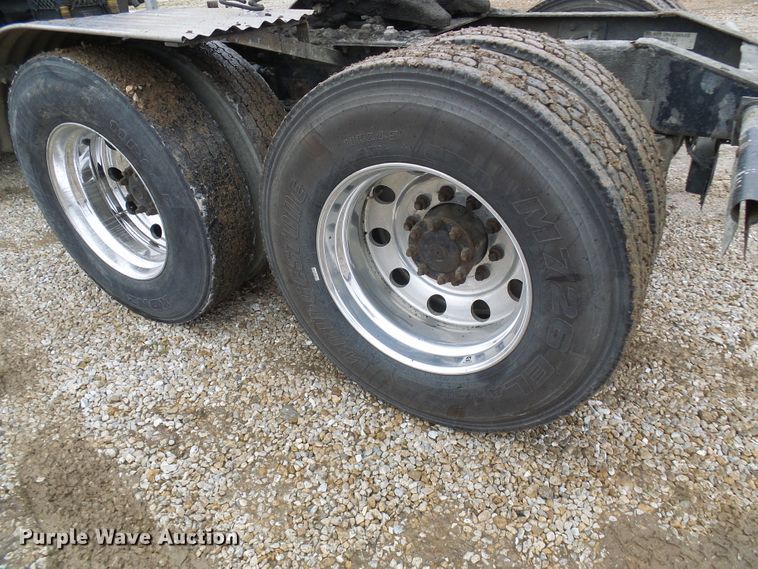 image for item DC2900 2009 International 9900i  semi truck