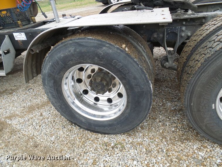 image for item DC2900 2009 International 9900i  semi truck