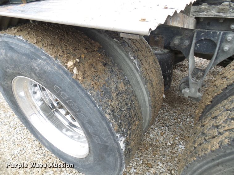 image for item DC2900 2009 International 9900i  semi truck