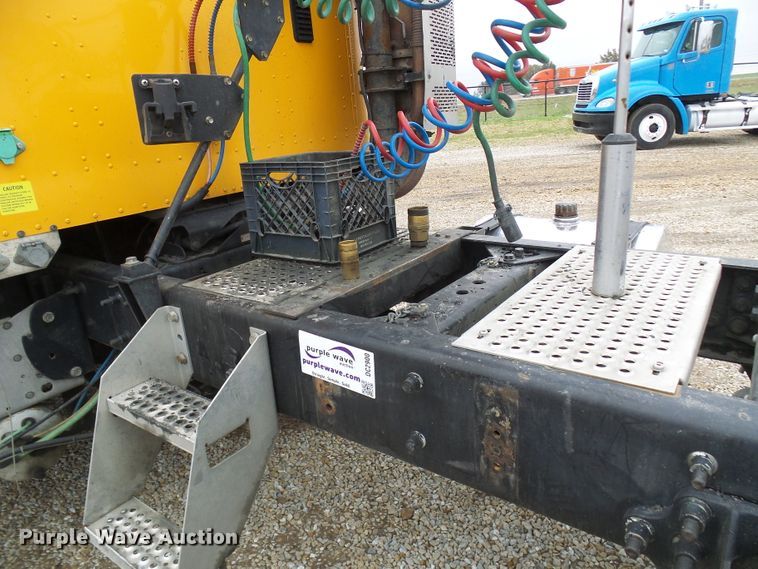 image for item DC2900 2009 International 9900i  semi truck