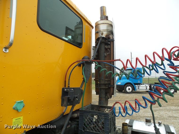 image for item DC2900 2009 International 9900i  semi truck