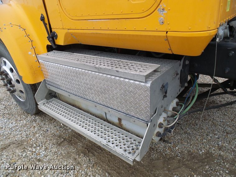 image for item DC2900 2009 International 9900i  semi truck