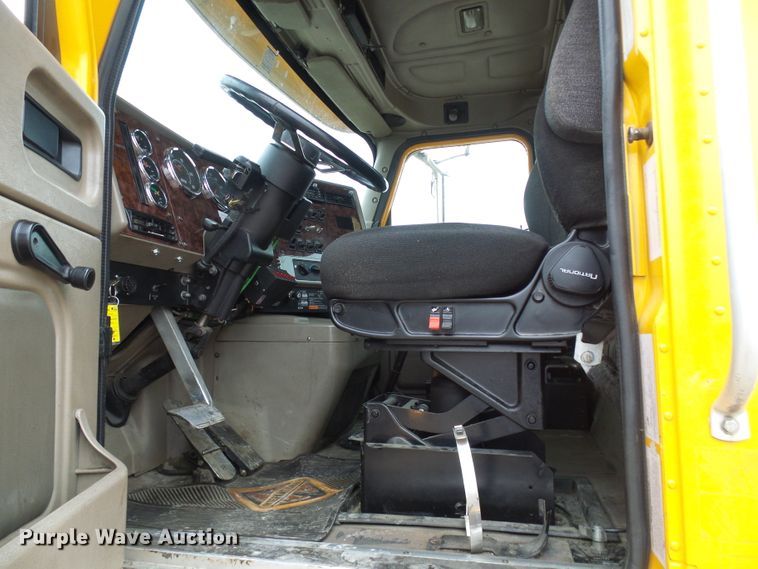 image for item DC2900 2009 International 9900i  semi truck