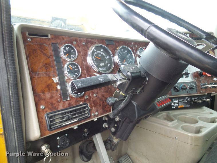 image for item DC2900 2009 International 9900i  semi truck