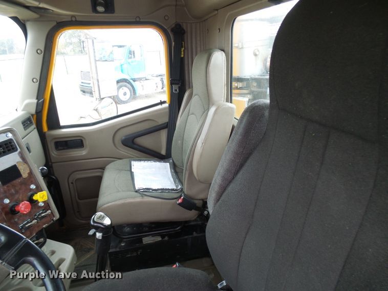 image for item DC2900 2009 International 9900i  semi truck