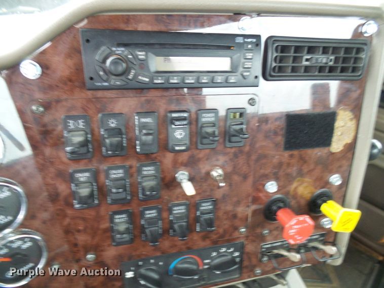 image for item DC2900 2009 International 9900i  semi truck