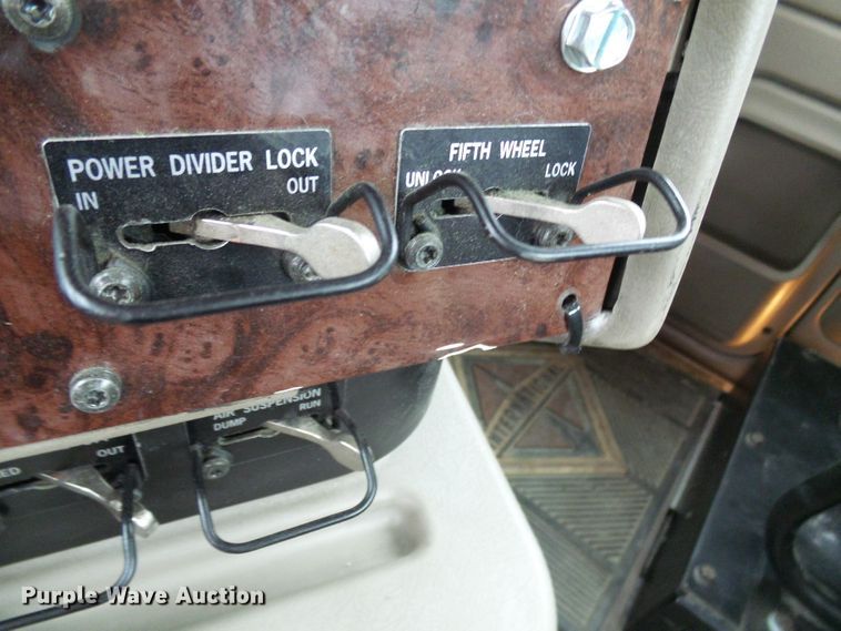 image for item DC2900 2009 International 9900i  semi truck