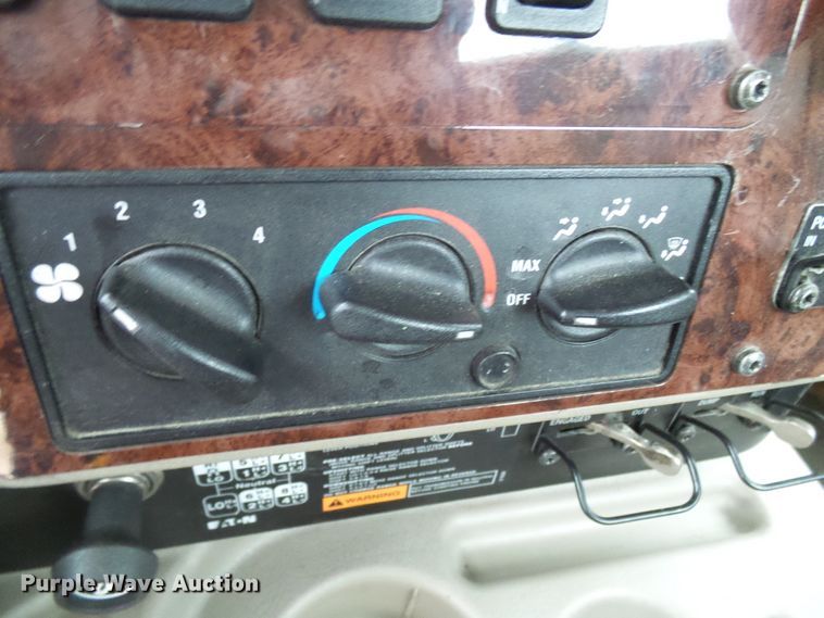 image for item DC2900 2009 International 9900i  semi truck