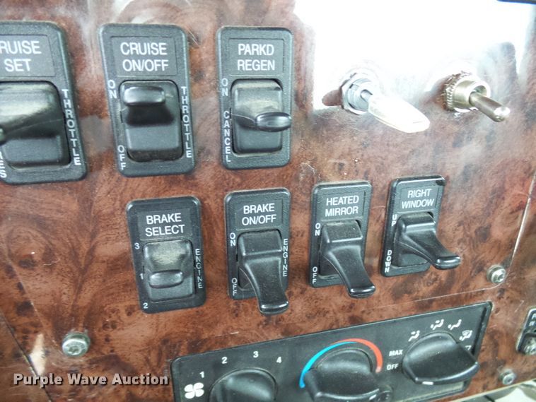 image for item DC2900 2009 International 9900i  semi truck