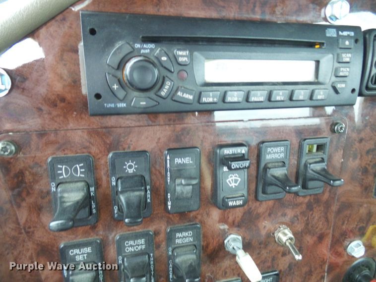 image for item DC2900 2009 International 9900i  semi truck