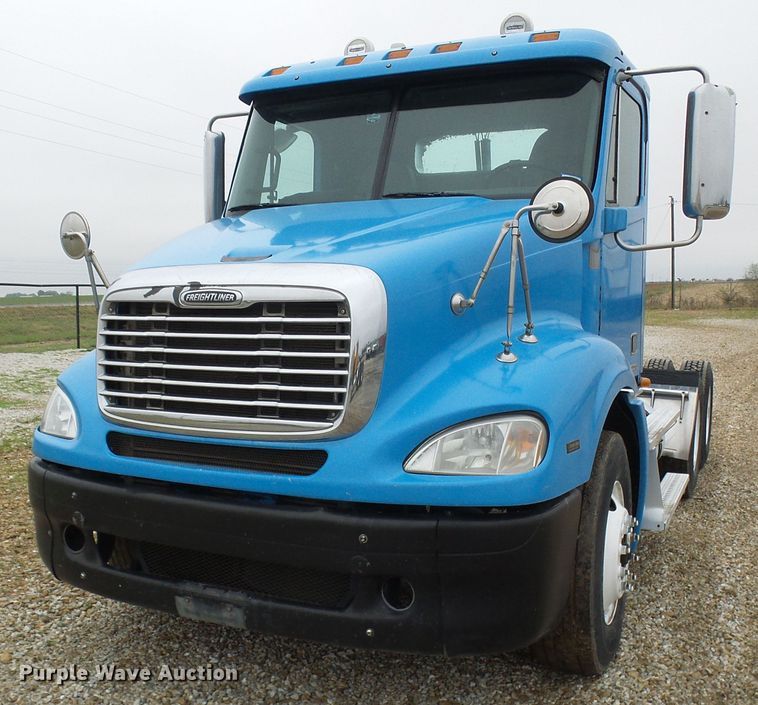 image for item DC2901 2009 Freightliner Columbia  semi truck