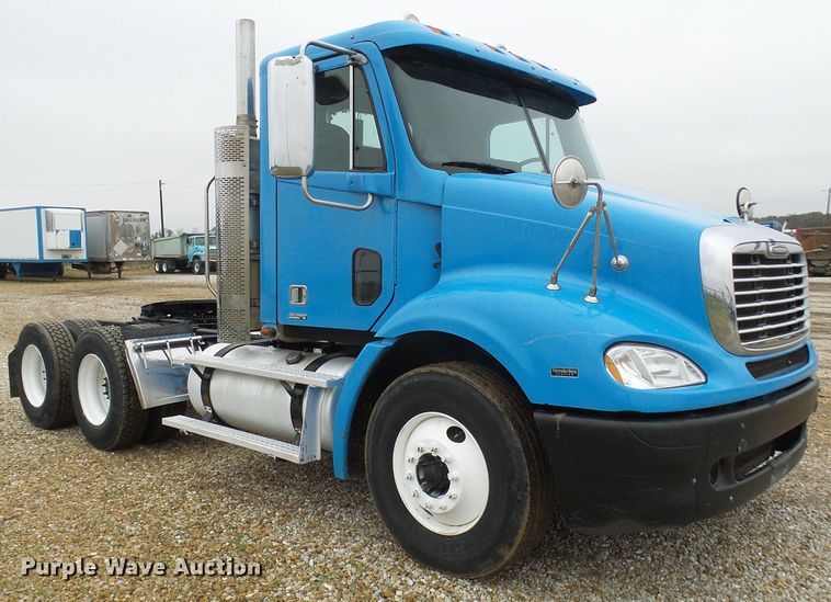 image for item DC2901 2009 Freightliner Columbia  semi truck