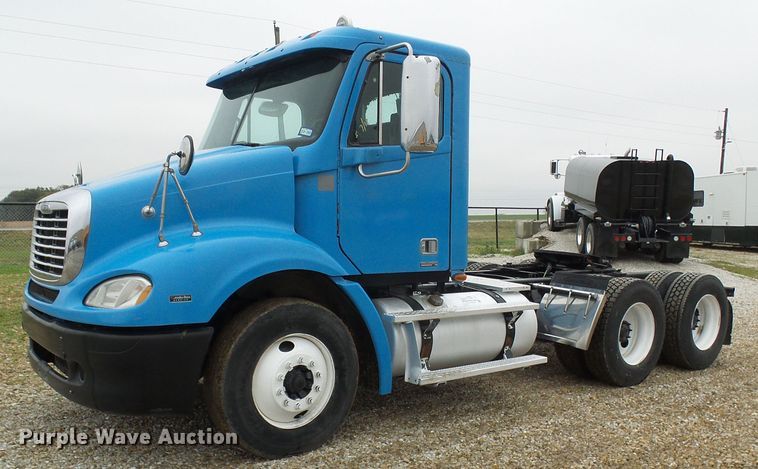 image for item DC2901 2009 Freightliner Columbia  semi truck