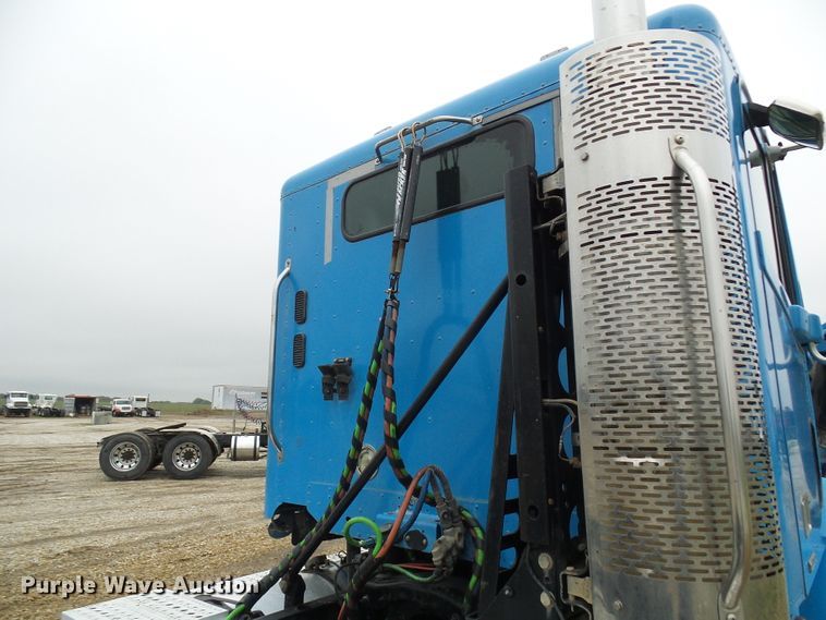 image for item DC2901 2009 Freightliner Columbia  semi truck