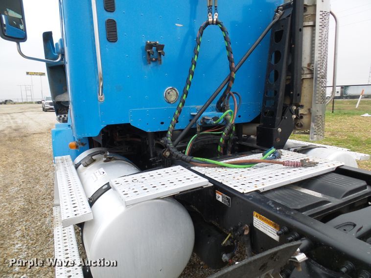 image for item DC2901 2009 Freightliner Columbia  semi truck