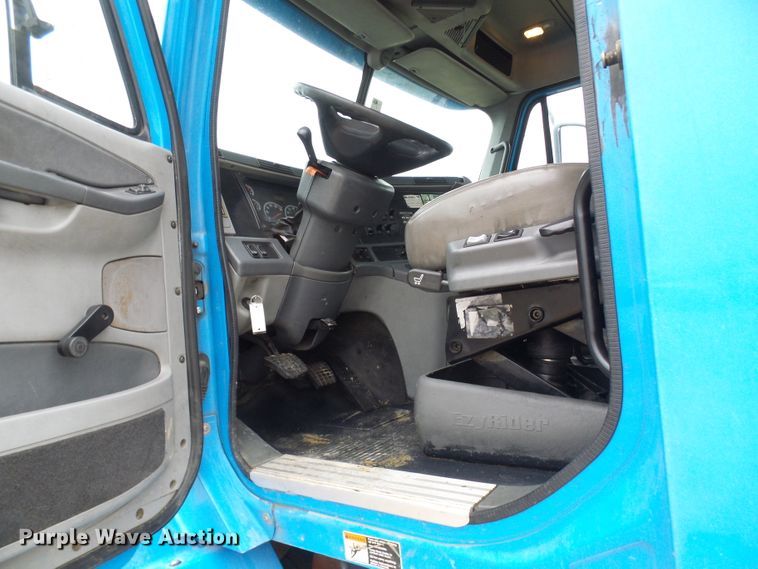 image for item DC2901 2009 Freightliner Columbia  semi truck