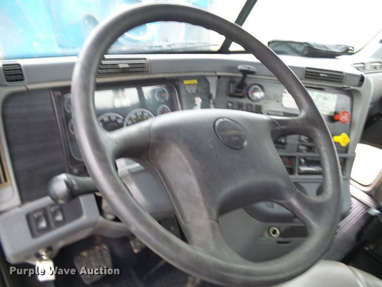 image for item DC2901 2009 Freightliner Columbia  semi truck