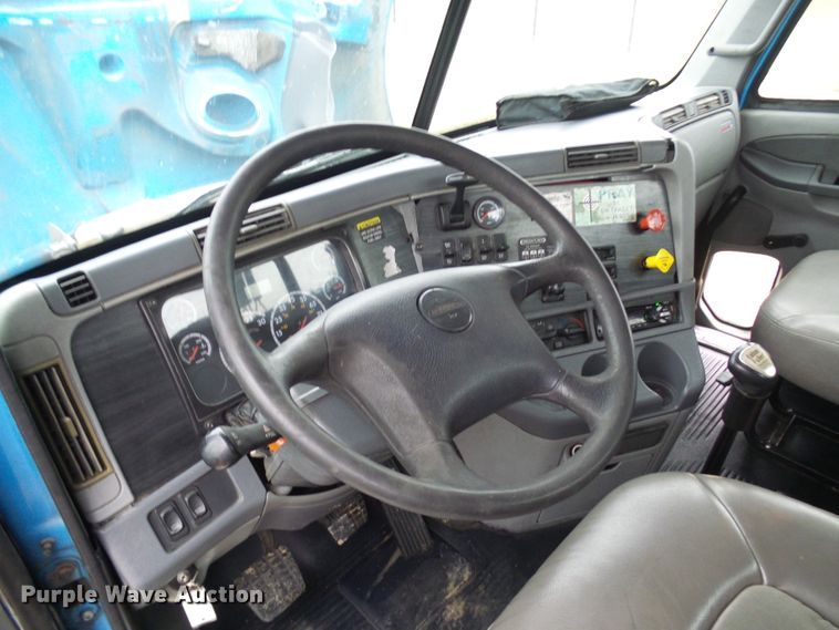 image for item DC2901 2009 Freightliner Columbia  semi truck