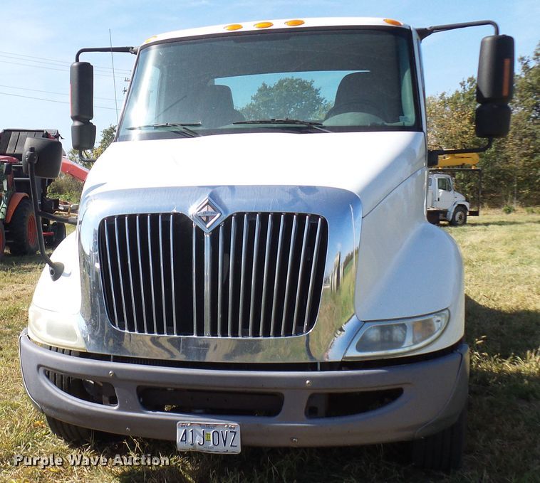 image for item DC2960 2006 International 8600  semi truck