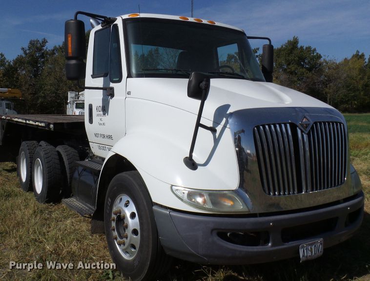 image for item DC2960 2006 International 8600  semi truck