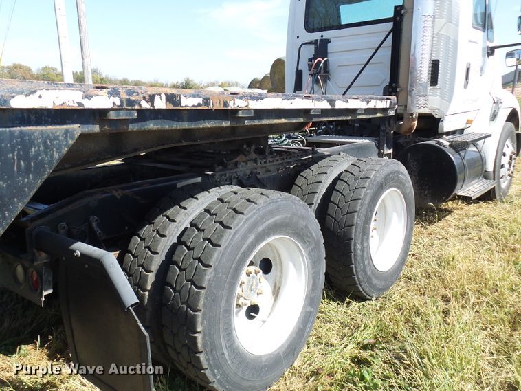 image for item DC2960 2006 International 8600  semi truck