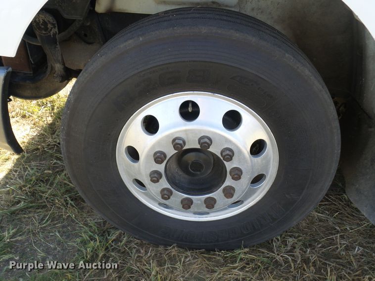 image for item DC2960 2006 International 8600  semi truck