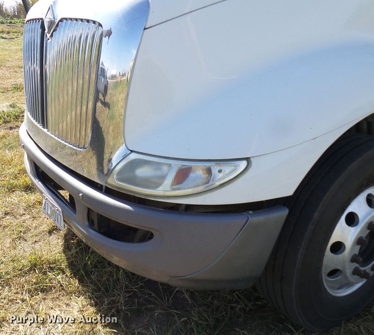 image for item DC2960 2006 International 8600  semi truck