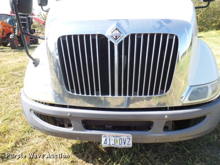 image for item DC2960 2006 International 8600  semi truck