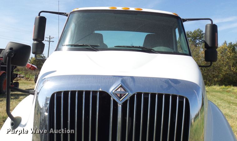 image for item DC2960 2006 International 8600  semi truck