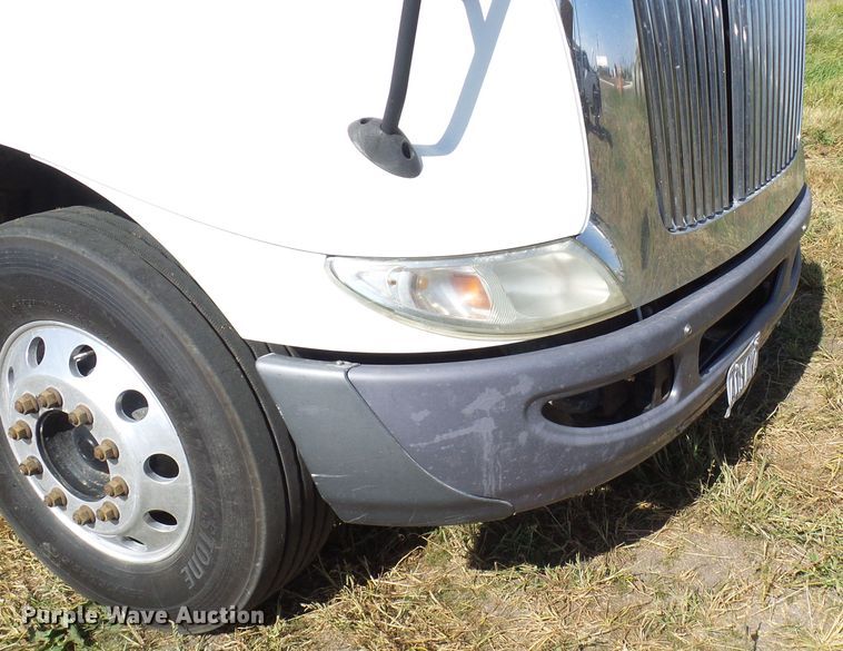 image for item DC2960 2006 International 8600  semi truck