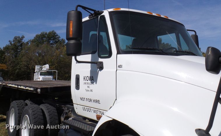 image for item DC2960 2006 International 8600  semi truck