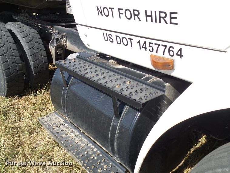 image for item DC2960 2006 International 8600  semi truck