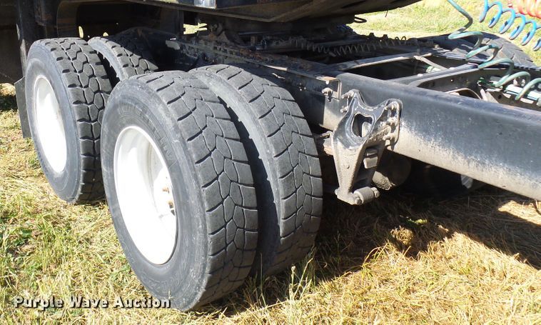 image for item DC2960 2006 International 8600  semi truck