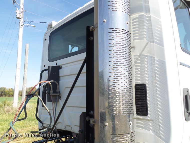 image for item DC2960 2006 International 8600  semi truck